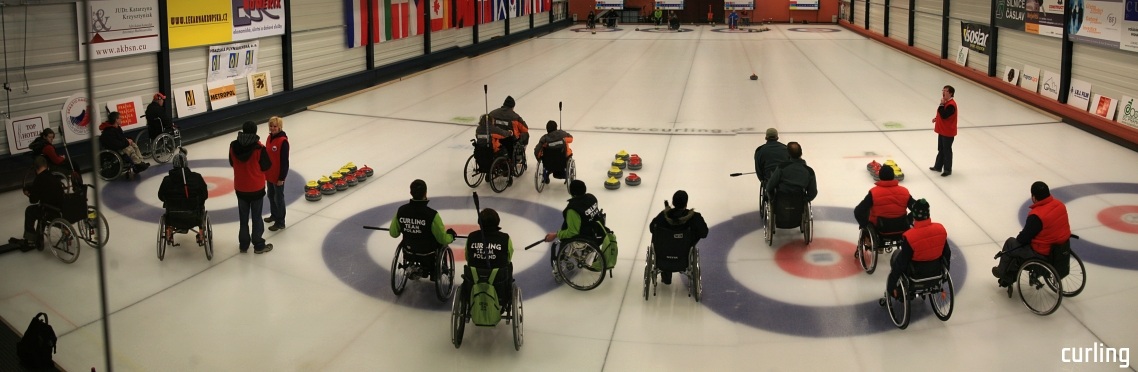 Na zdjęciu zawodnicy curlingu na wózkach ustawiający się do rozgrywki.