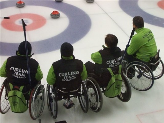 Na zdjęciu zawodnicy curlingu na wózkach.