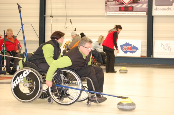  Na zdjęciu para zawodników curlingu na wózkach w trakcie gry.