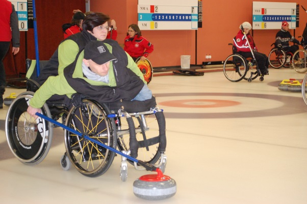 Na zdjęciu zawodnicy curlingu na wózkach.