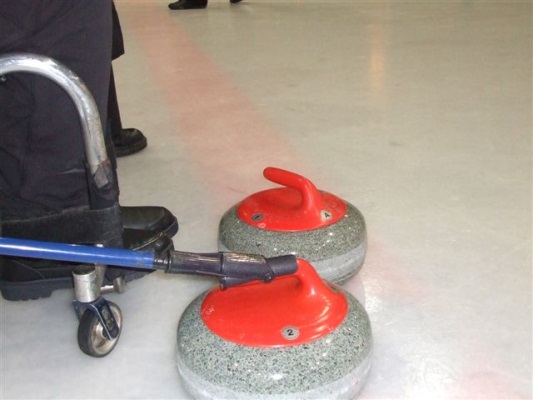 Na zdjęciu dwa kamienie do gry w curling.
