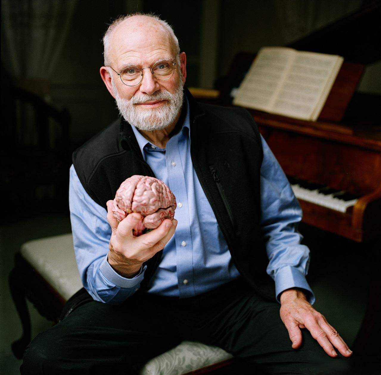 Mężczyzna trzyma model mózgu w dłoni