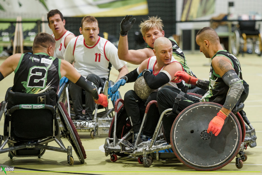 Drużyna rugby podczas gry.