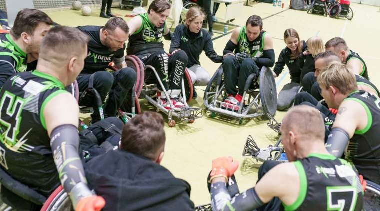 Drużyna rugby na wózkach w kole.