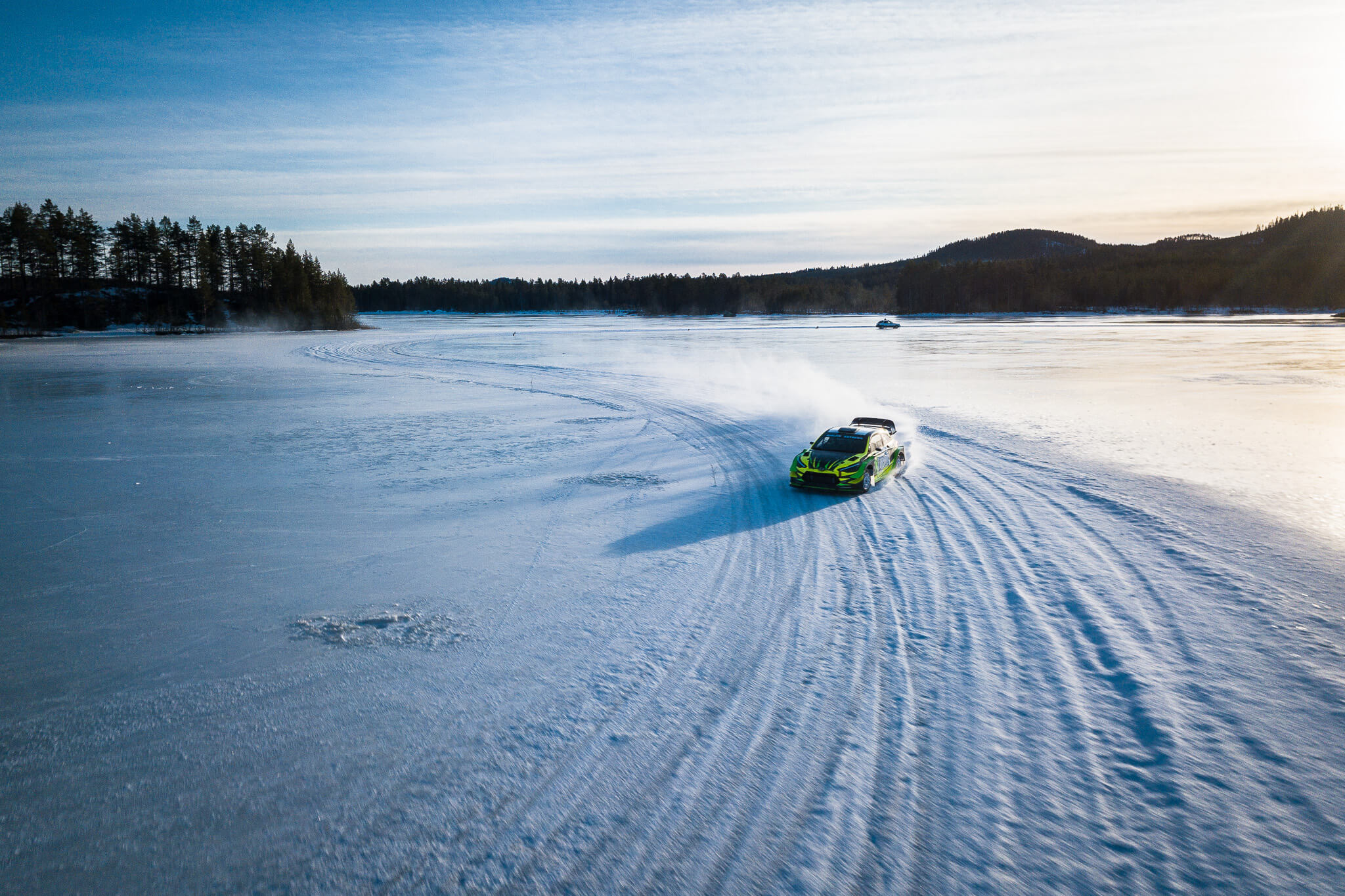 Samochód driftuje, po lodzie i śniegu 