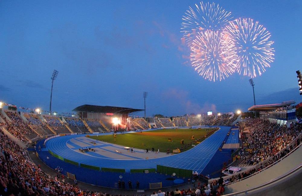 Stadion, nad którym na niebie są fajerwerki.