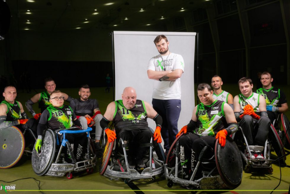 Grupowe zdjęcie męskiej drużyny rugby na wózkach. Wszyscy mają koszulki Avalon Extreme.