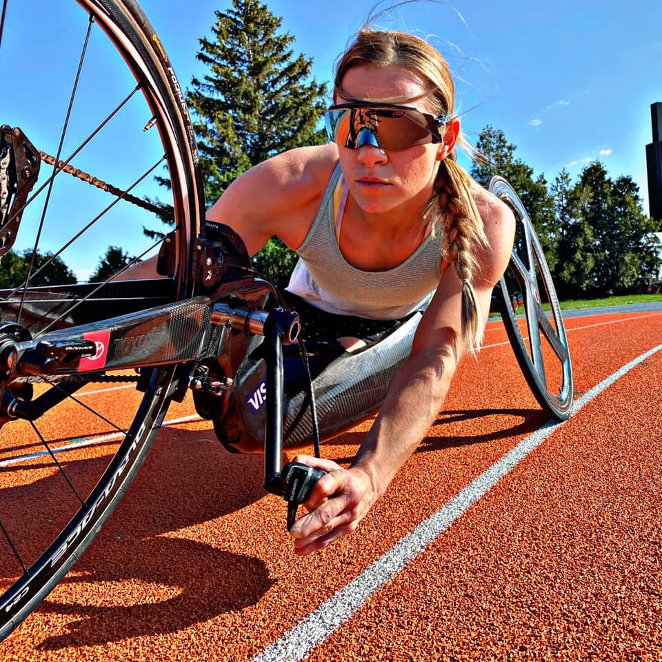 Kobieta jedzie na handbike'u