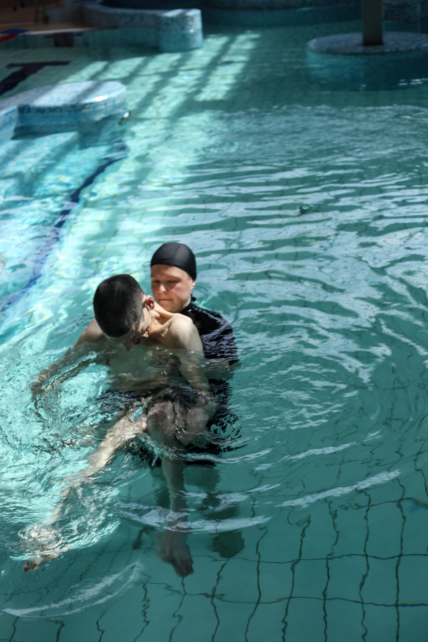 Na zdjęciu fizjoterapeutka z pacjentem w basenie podczas terapii w wodzie wh. Koncepcji Halliwick.