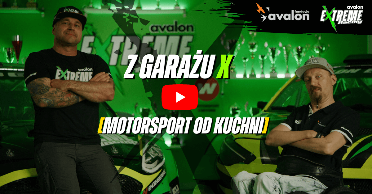 Na grafice kadr z programu z garażu X. Sebastian Luty i Maciej Manejkowski stoją obok siebie. Napis: Z garażu X, Motosport od kuchni, Logotypy Fundacji Avalon ora Avalon Extreme Racing