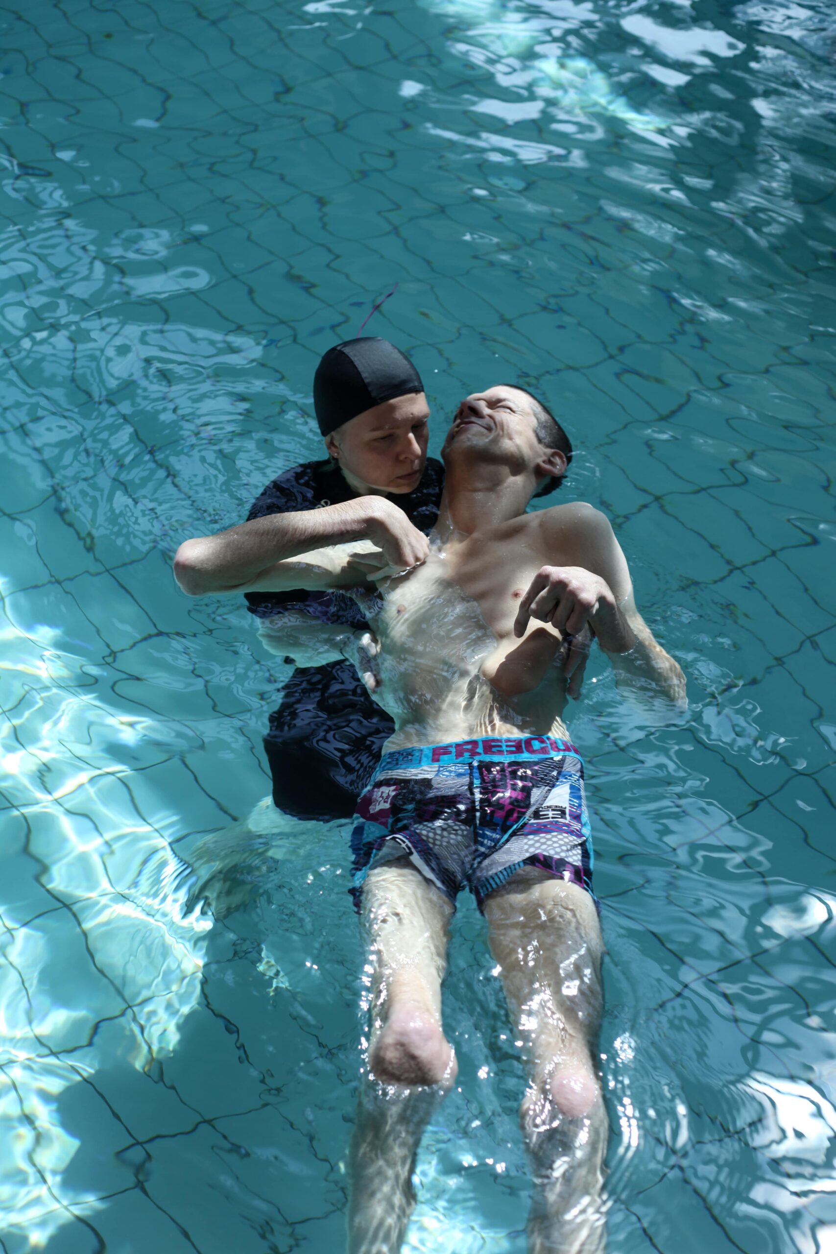 Na zdjęciu fizjoterapeutka z pacjentem w basenie w trakcie terapii w wodzie.