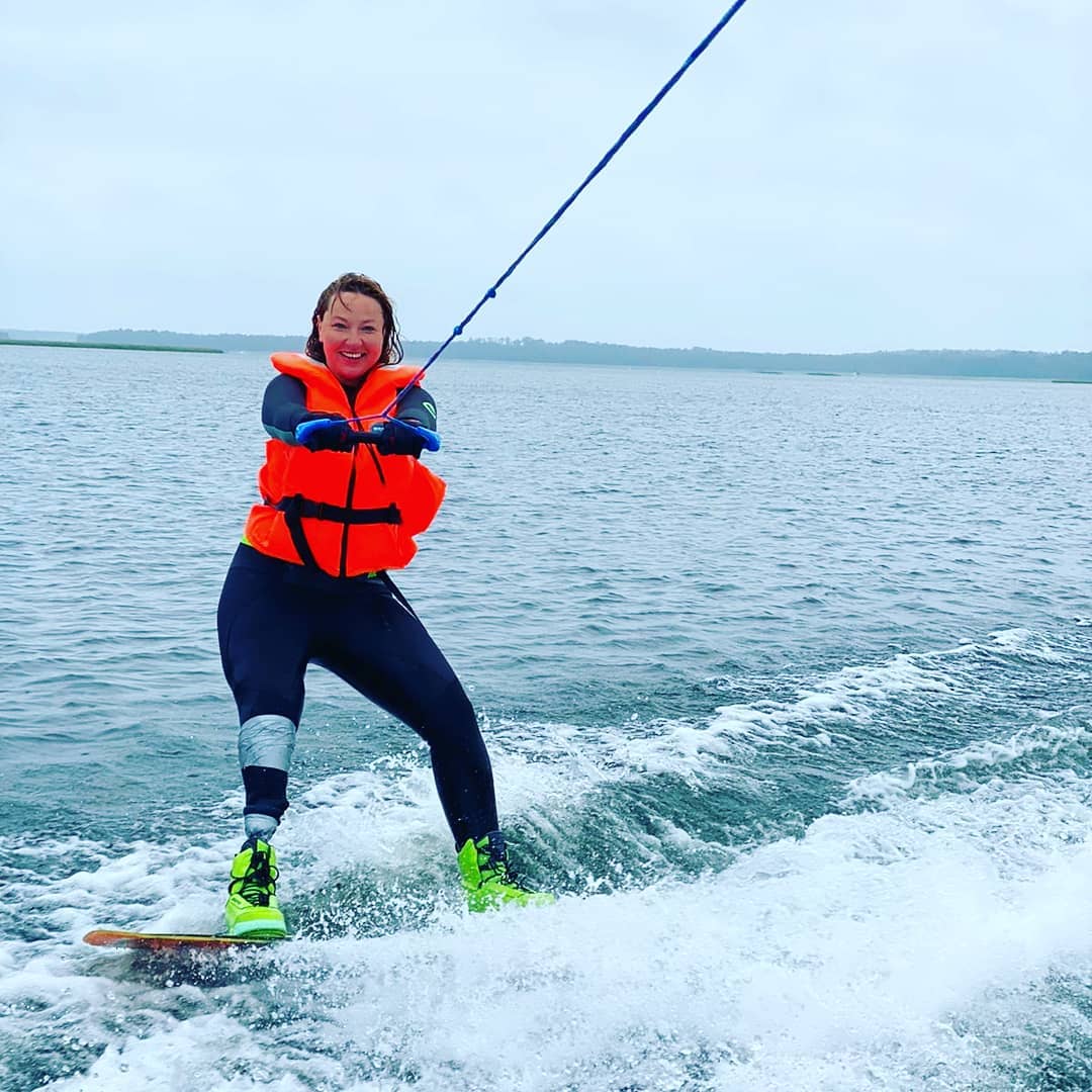 Na zdjęciu znajduje się Kaśka Maciąg na wakeboardzie.