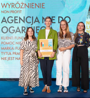 Helena Szczuka i przedstawicielki agencji ANDO na scenie Golden Arrow, odbierają nagrodę.