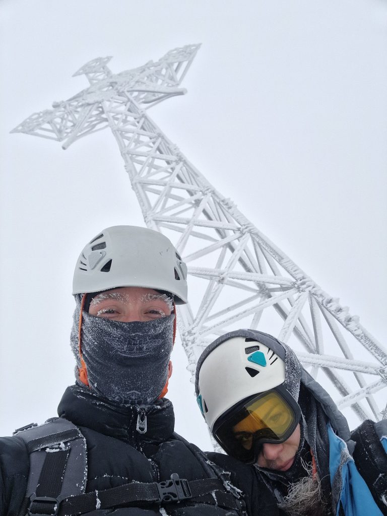 Zdjęcie Sylwestra Wilka z Partnerką podczas zimowego wejścia na Giewont.