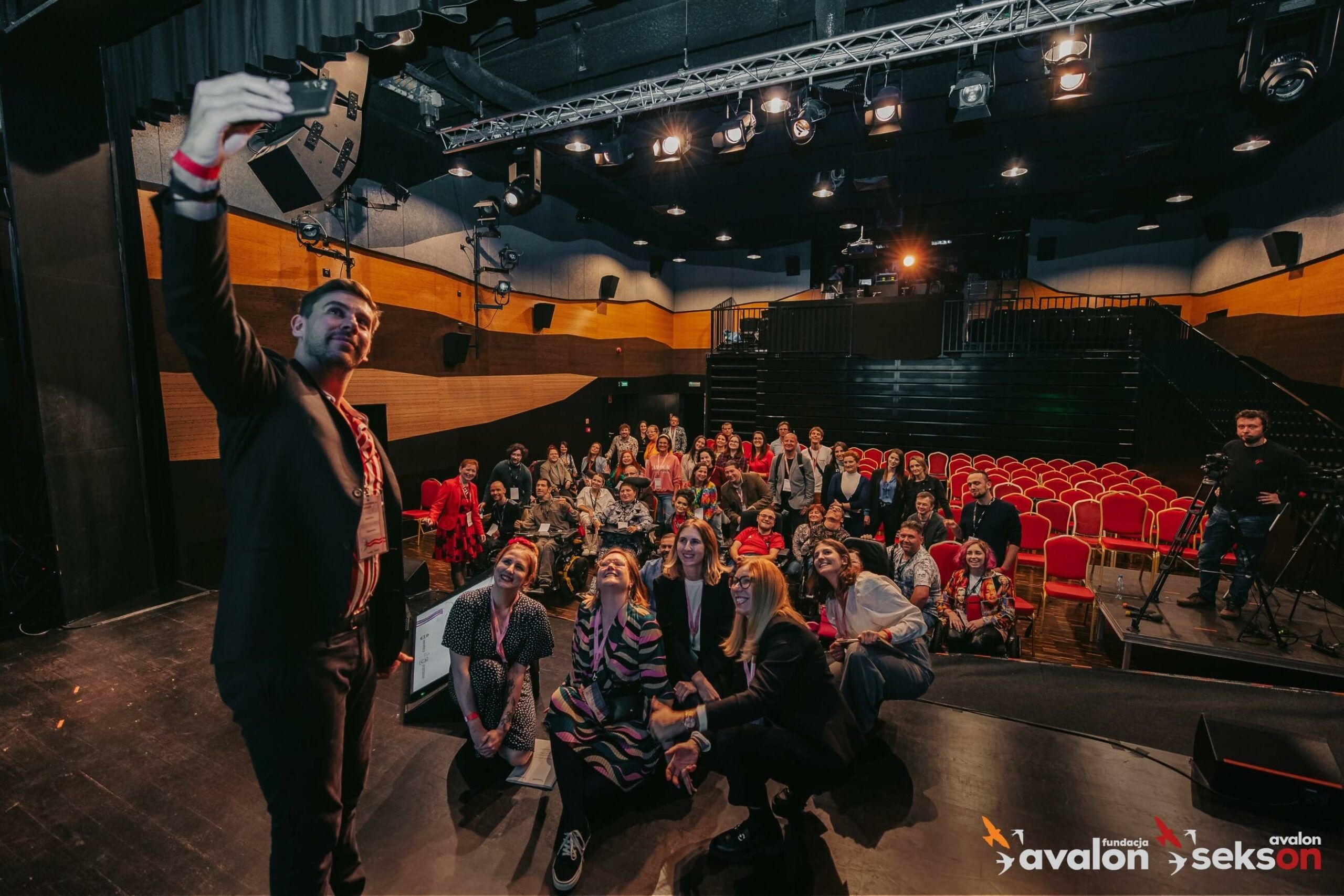 Selfie robione ze sceny z uczestnikami konferencji