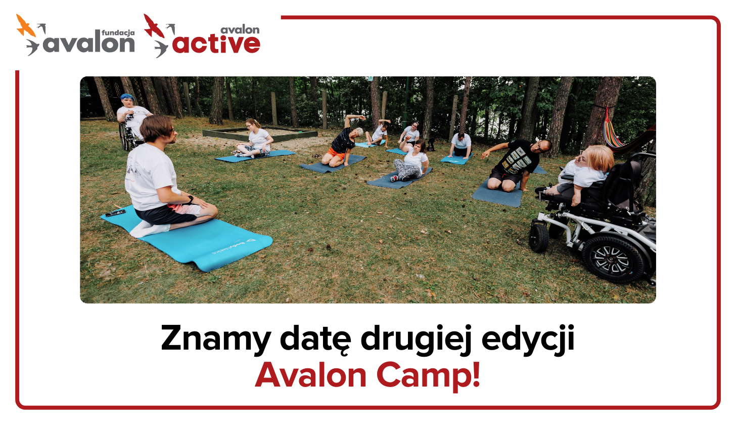 Na grafice zdjęcie na którym jest grupa osób z niepełnosprawnościami ćwiczących jogę w lesie. Pod zdjęciem napis Znamy datę drugiej edycji Avalon Camp. W lewym górnym rogu logo Fundacji Avalon oraz Avalon Active.