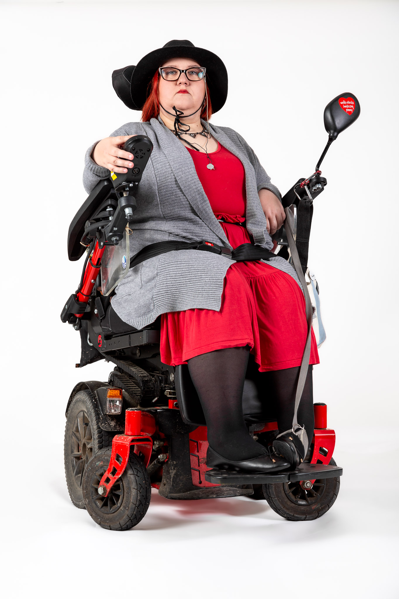 Portret kobiety na wózku elektrycznym.