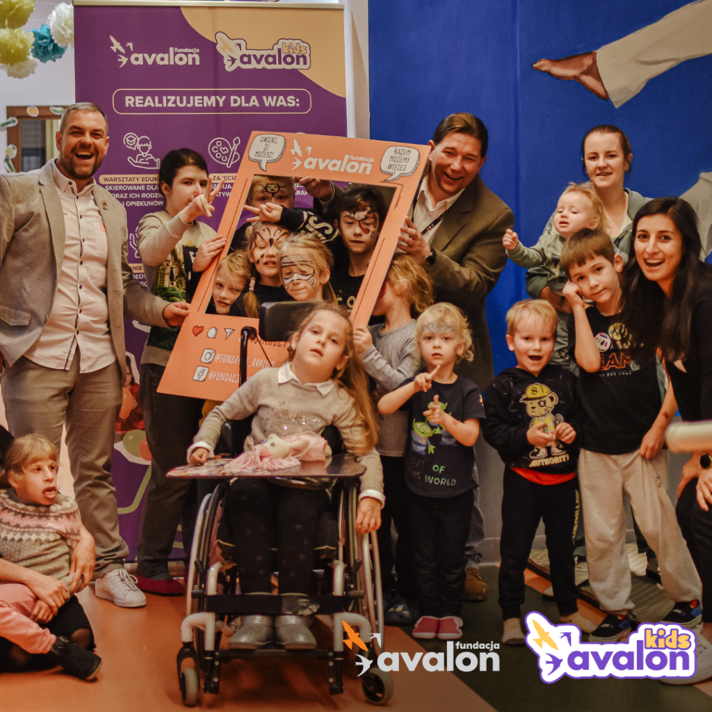 Grupowe zdjęcie dzieci z Zarządem Fundacji Avalon i Kierowniczką Projektu Avalon Kids w trakcie otwarcia przestrzeni rehabilitacyjnej dla dzieci.