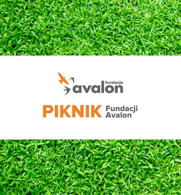 Logo Fundacji Avalon i Pikniku na tle zielonej trawy