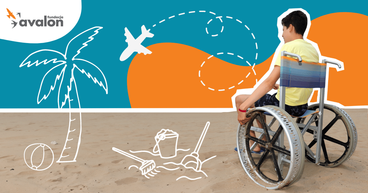 Chłopak na wózku na piaszczystej plaży.