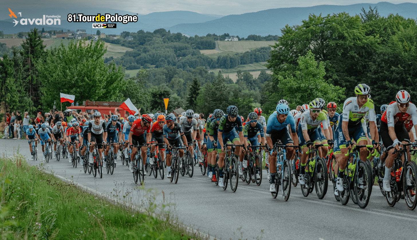 Grupa kolaży jadących szosą i biorących udział w wyścigu Tour de Polongne, w tle góry. W lewym górnym roku logo Fundacji Avalon i Tour de Pologne.