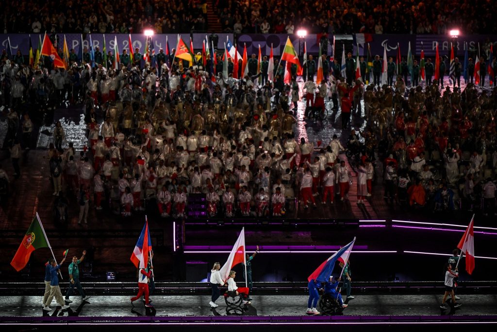 Polscy paralimpijczycy na scenie w trakcie ceremonii zamknięcia.