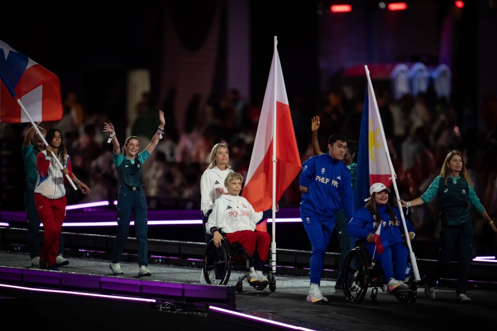 Polscy paralimpijczycy na scenie w trakcie ceremonii zamknięcia.