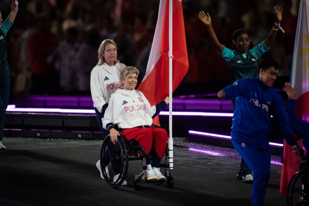 Polscy paralimpijczycy na scenie w trakcie ceremonii zamknięcia.